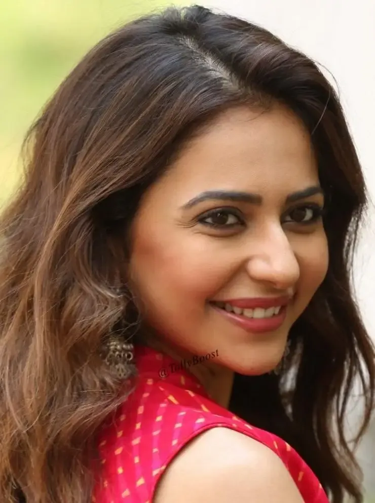 INDIAN ACTRESS RAKUL PREET SINGH LONG HAIR FACE CLOSEUP 6